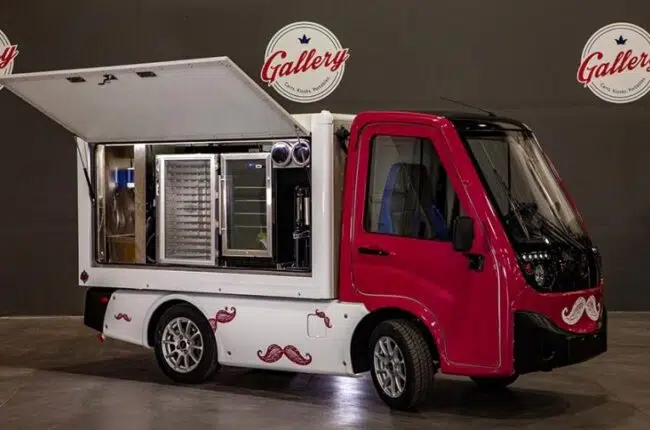 Mobile vehicle designed for food service